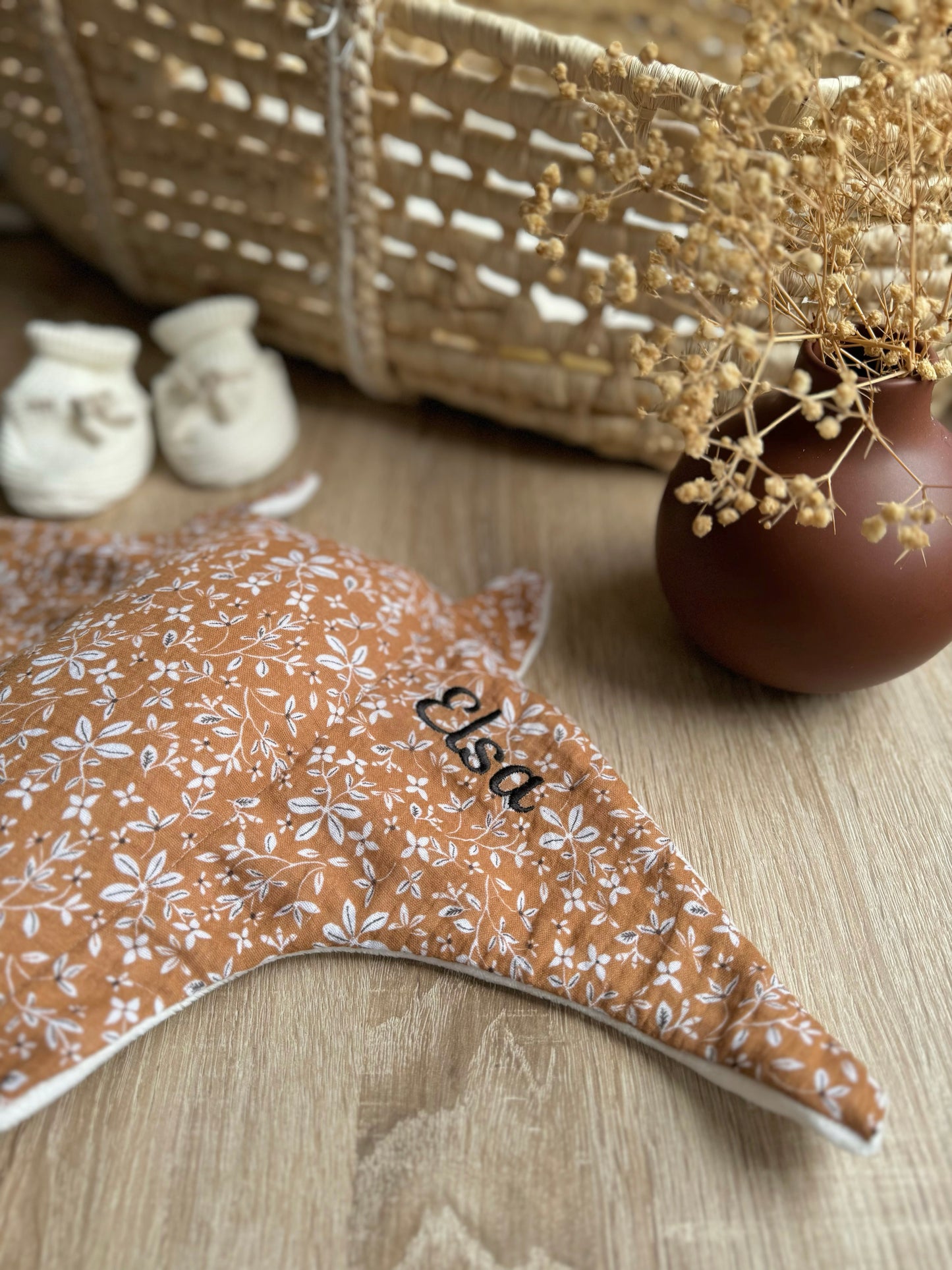 Doudou raie manta Fleurie camel